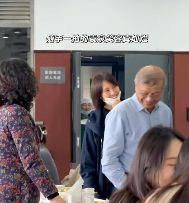 课坐最后一排超低调细节可见其人品不朽情缘mg袁泉素颜现身中戏上(图2)