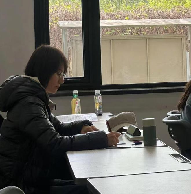 课坐最后一排超低调细节可见其人品不朽情缘mg袁泉素颜现身中戏上(图10)
