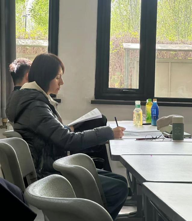 课坐最后一排超低调细节可见其人品不朽情缘mg袁泉素颜现身中戏上(图9)