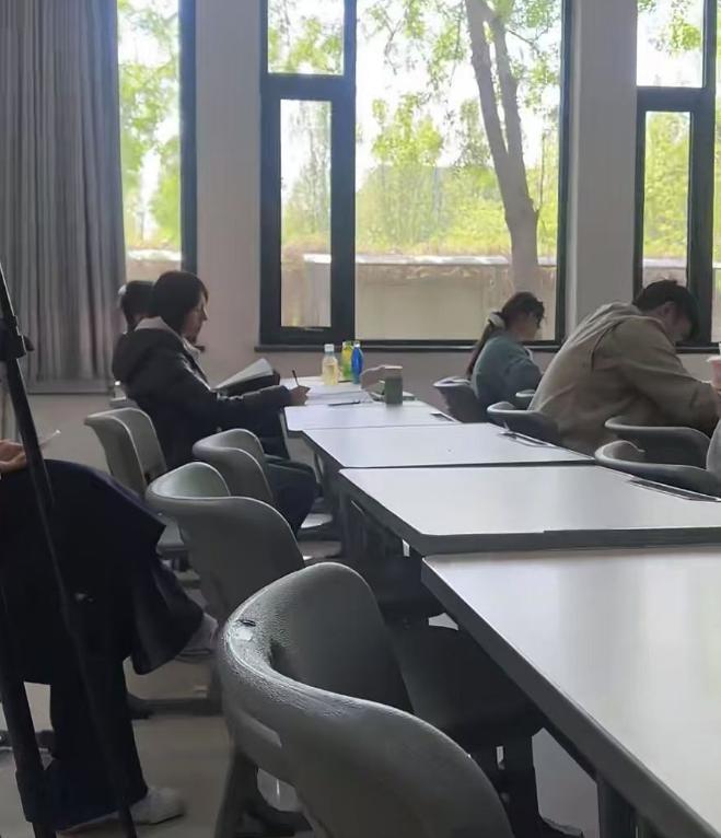 课坐最后一排超低调细节可见其人品不朽情缘mg袁泉素颜现身中戏上(图11)