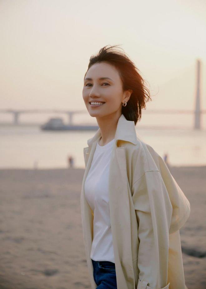 课坐最后一排超低调细节可见其人品不朽情缘mg袁泉素颜现身中戏上(图13)