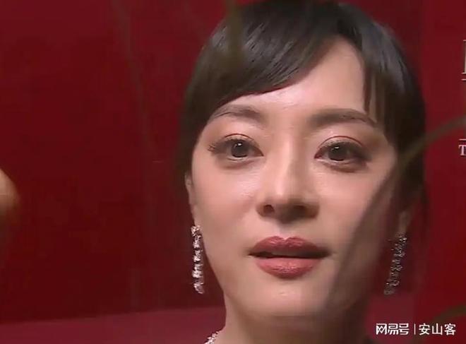 杨幂不敢露脸只有赵今麦扛住了！不朽情缘芭莎之夜被镜头签吓坏(图8)