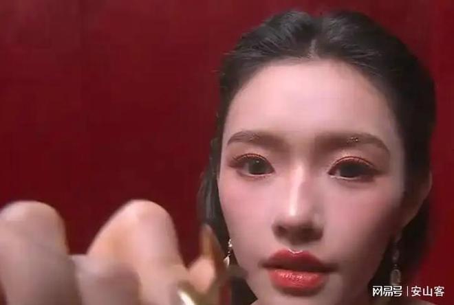 杨幂不敢露脸只有赵今麦扛住了！不朽情缘芭莎之夜被镜头签吓坏(图11)