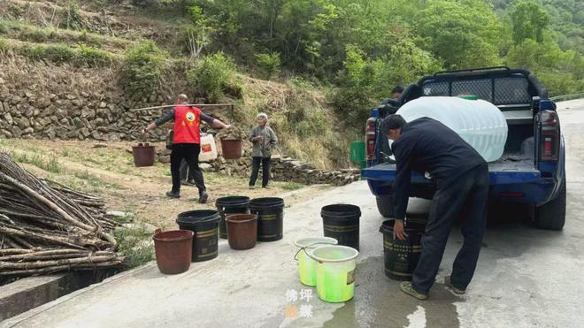 中一地为百姓应急送水20吨！不朽情缘游戏平台旱情严峻汉(图2)