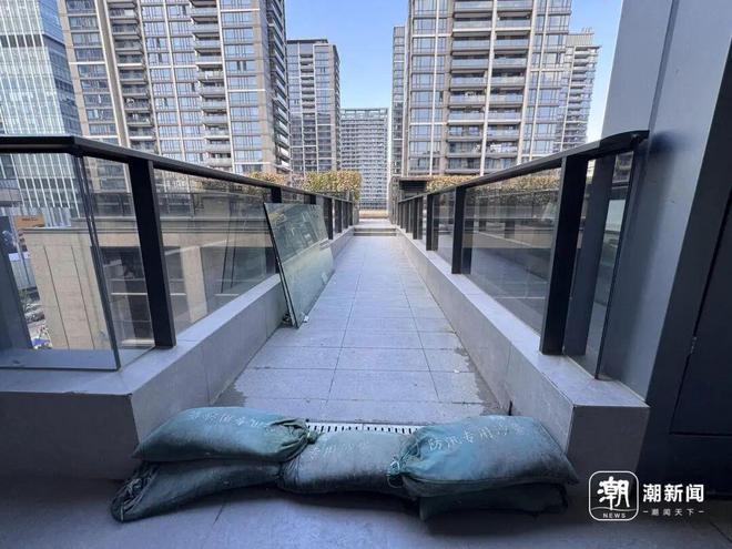 杭州一业主遭遇天花板漏雨半个月了没人解决