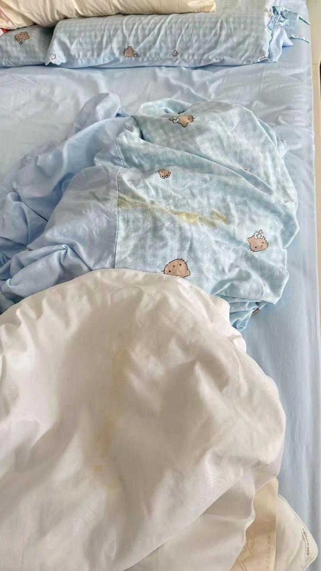 杭州一业主遭遇天花板漏雨半个月了没人解决不朽情缘手机版暴雨夜新房秒变“水帘洞”！(图2)