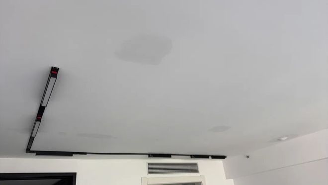 杭州一业主遭遇天花板漏雨半个月了没人解决不朽情缘手机版暴雨夜新房秒变“水帘洞”！(图3)