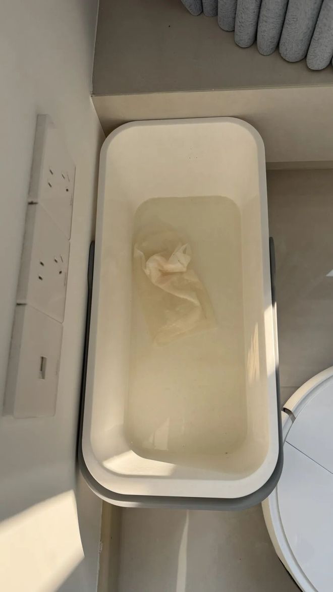 杭州一业主遭遇天花板漏雨半个月了没人解决不朽情缘手机版暴雨夜新房秒变“水帘洞”！(图6)